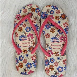 NWOT Havaianas Floral Flip Flops  Size 7/8  [120]